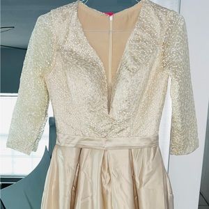 Wedding dress never worn with pockets cream color or beige 4-6